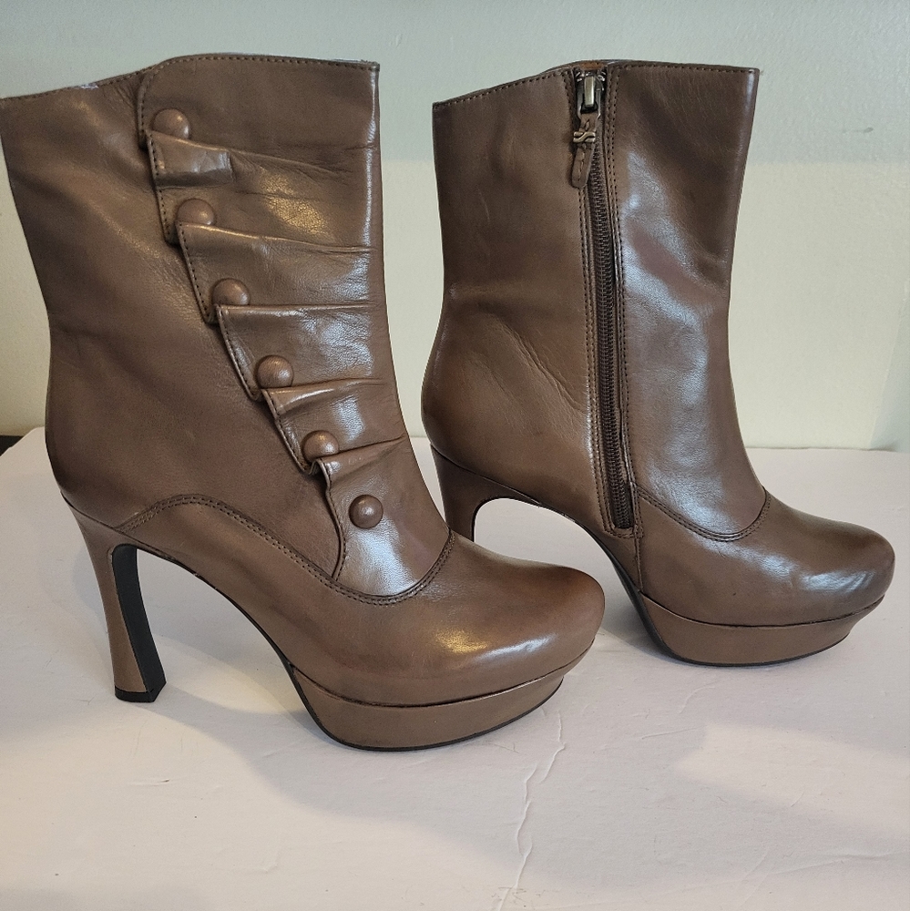 Earthies Ferrara Tuape Khaki Silky Leater size 8.5